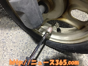 原付のタイヤへ空気を入れる!スタンドでもコレを使うと超簡単